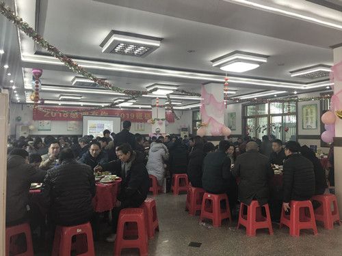 全体员工在公司餐厅欢聚一堂共进午餐1